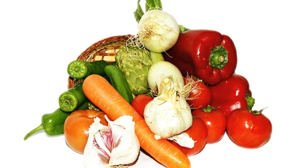 Mandje met fruit op witte achtergrond — Stockfoto