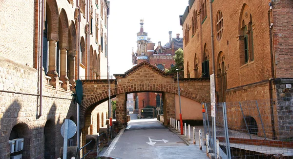 Callejón con puente del complejo hispitalario de Sant Pau — Stock Photo, Image