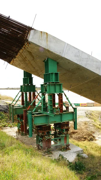 Kiriş llobregat Nehri üzerinde bir köprü yapımı için — Stok fotoğraf