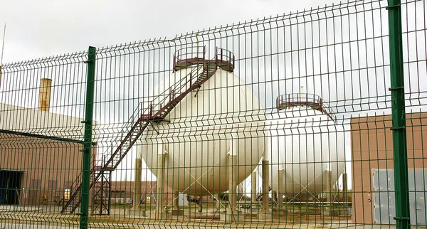 Tanques de gas en una fábrica en un polígono industrial —  Fotos de Stock