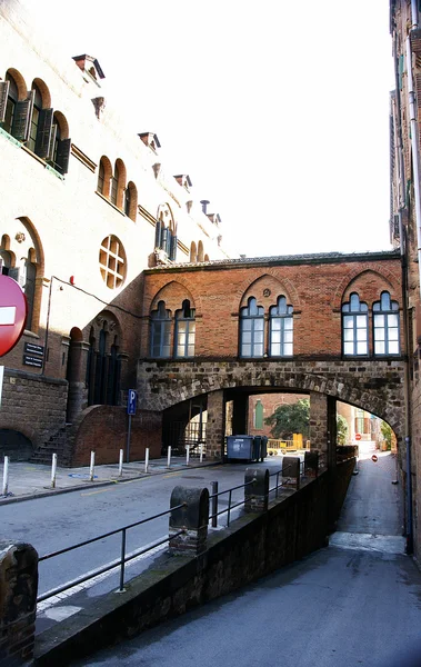 Callejón con puente del complejo hispitalario de Sant Pau — Stock Photo, Image