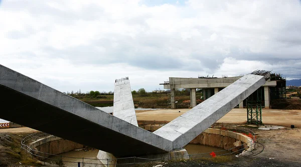 Llobregat の川に架かる橋の建設のための梁 — ストック写真