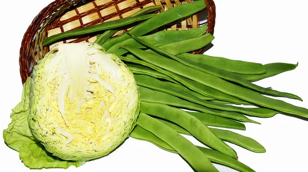 Mandje van kool met groene bonen op witte achtergrond — Stockfoto