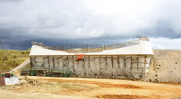 Colonne e trave di sostegno nella costruzione di un ponte — Foto Stock