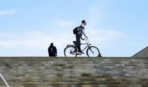 Merdiven bisikletçi ile — Stok fotoğraf