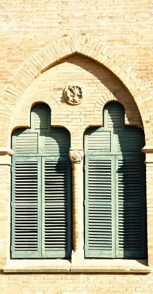 Fenêtres Catalan Moderniste style architectural de Sant Pau Hospital — Photo