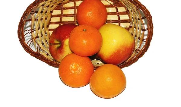 Корзина с яблоками и мандаринами на белом фоне — стоковое фото