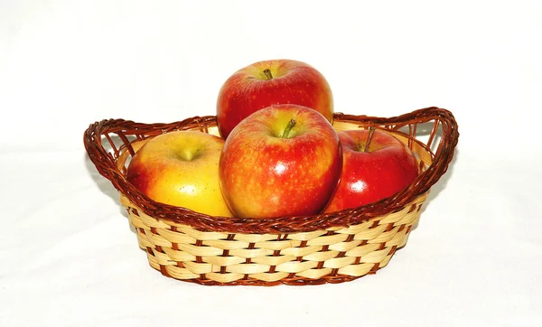 Корзина яблок на белом фоне — стоковое фото