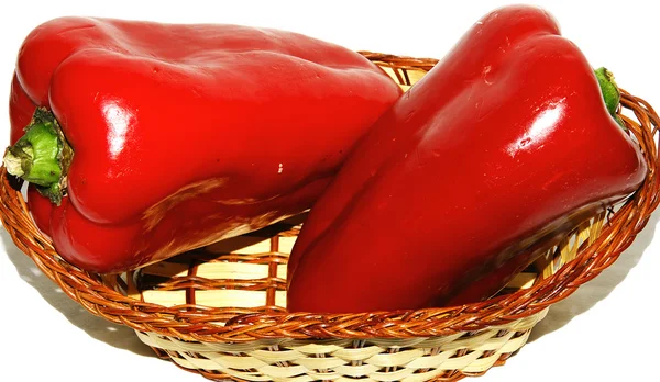 Mandje van rode paprika's op witte achtergrond — Stockfoto