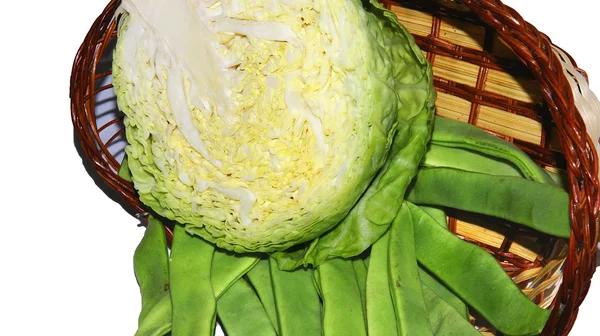 Mandje van kool met groene bonen op witte achtergrond — Stockfoto