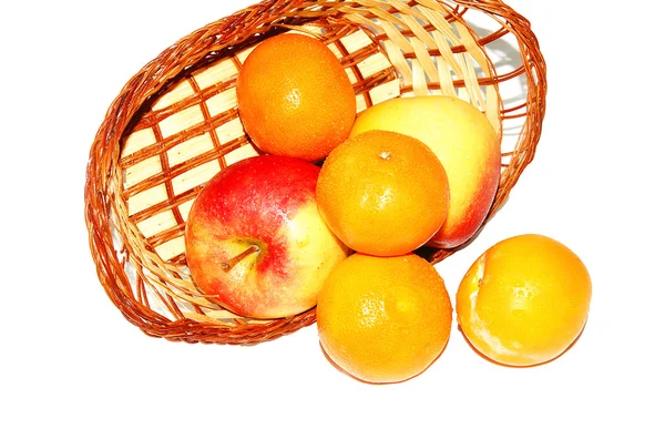 Keranjang apel dan jeruk di latar belakang putih — Stok Foto