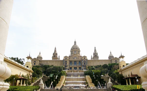 Národní palác catalunya s vodopády — Stock fotografie