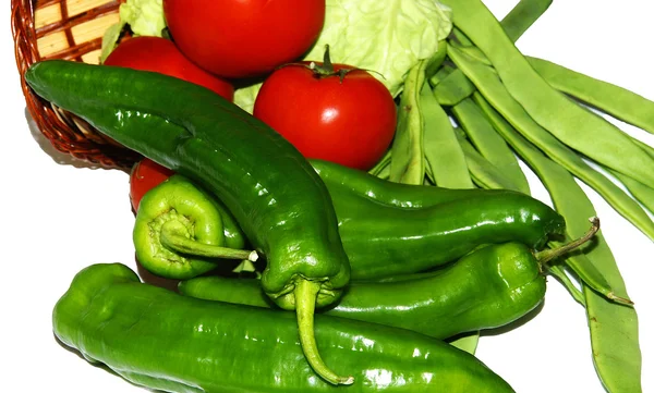 Mandje van rode, groene pepers, tomaten en groene bonen op witte achtergrond — Stockfoto