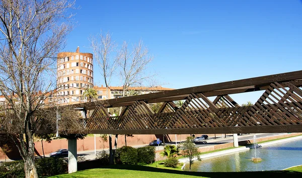 Bahçe ve ahşap köprü nova Icaria