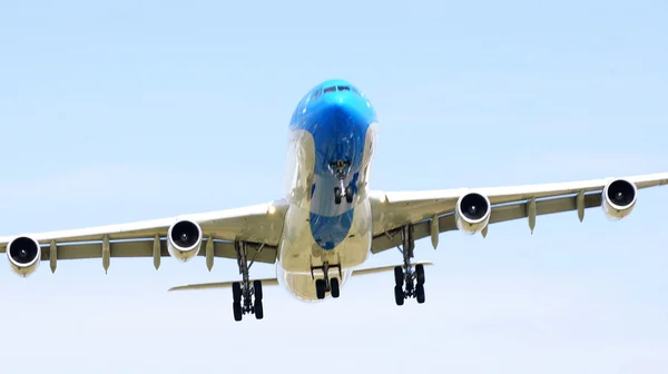Avião comercial voando no céu de Barcelona — Fotografia de Stock