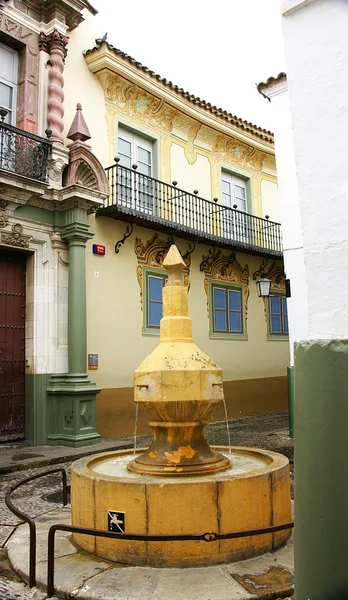 Аллея с фонтаном в испанской деревне Барселоны — стоковое фото