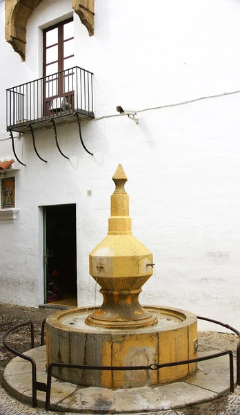 Allée avec fontaine dans le village espagnol de Barcelone — Photo