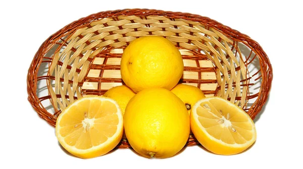 Korg av citroner på vit bakgrund — Stockfoto