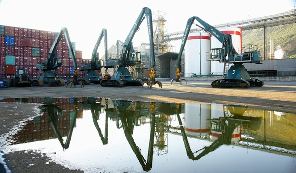 Cranes and goods at the port — Stock Photo, Image