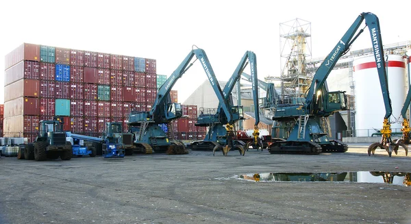 Guindastes e carga no porto — Fotografia de Stock