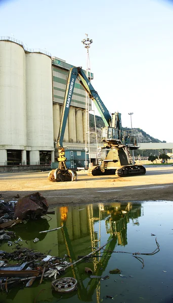 Gru e merci nel porto — Foto Stock