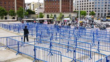 Barcelona İspanya Meydanı mavi çitler