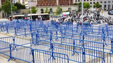 Barcelona İspanya Meydanı mavi çitler