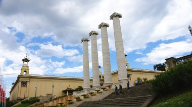 Avenida Maria Cristina Montjuic'süs sütunlarda