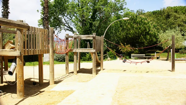 Estruturas de madeira nos jardins de Joan Brossa — Fotografia de Stock