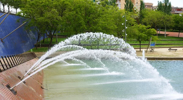 Fuente y estanque ornamental NEnseya ca Square — Foto de Stock