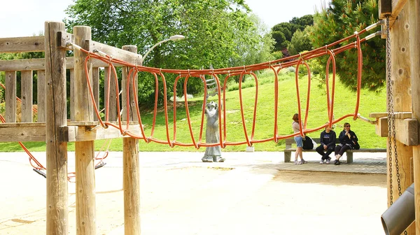 Estructuras de madera en los jardines de Joan Brossa — Foto de Stock
