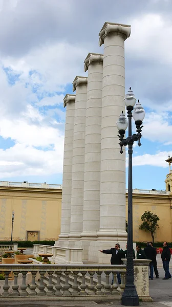 Avenida Maria Cristina Montjuic'süs sütunlarda — Stok fotoğraf