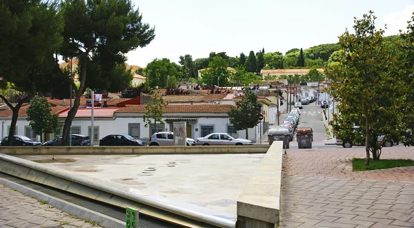 Zierbrunnen ohne Wasser in nou barris — Stockfoto