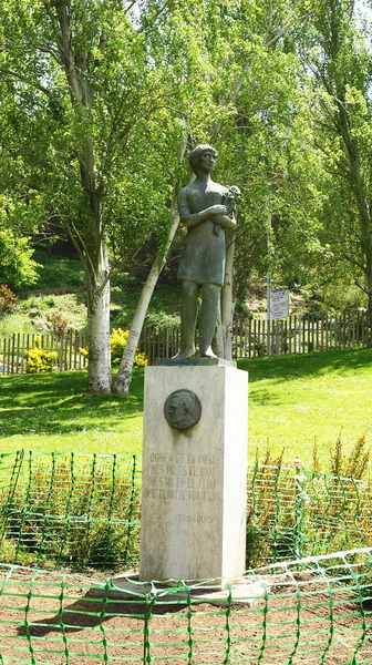 Sculpture of a woman on the grounds of Mosén Cinto Verdaguer — 스톡 사진