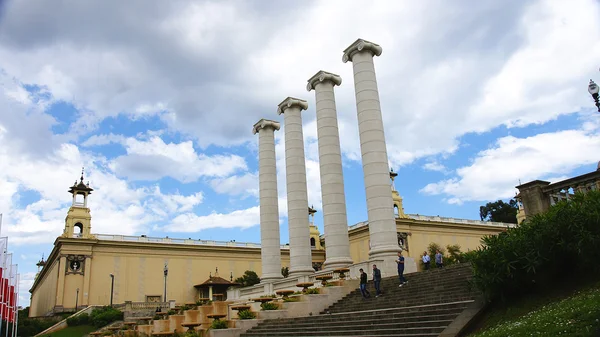 Decoratieve kolommen op avenida maria cristina in montjuic — Stockfoto