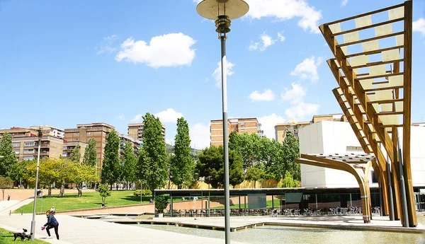 Gardens, pond and sculptures of wood and glass in Plaça de Ca N'Enseya — Stockfoto