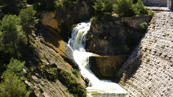 Vattenfall och bräddavlopp i reservoaren foix — Stockfoto