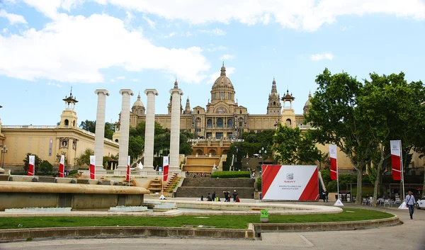 Národní palác catalunya a okrasné sloupců v montjuic — Stock fotografie