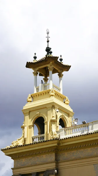 Szczyty pałacu Alcazar i victoria eugenia w montjuic — Zdjęcie stockowe