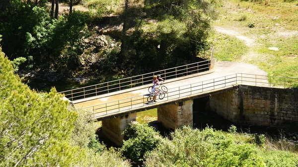 Cyklist på en bro över floden foix — Stockfoto