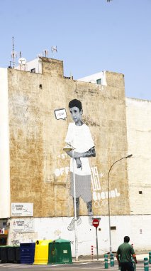 duvara çizilen çocuk ile bir bina cephe