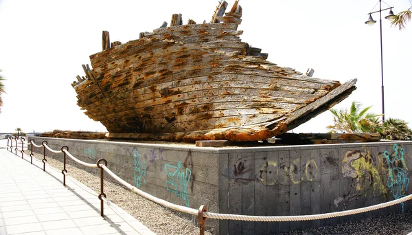 Resto do naufrágio fenício em um parque em Arrecife — Fotografia de Stock