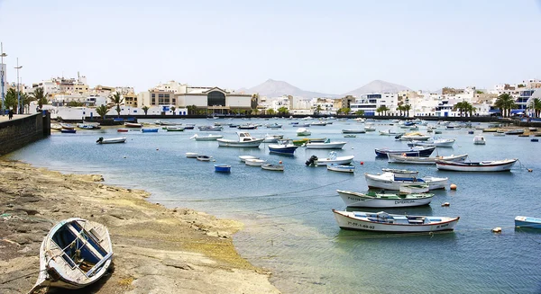 Porto e barcos de pesca em Arrecife — Fotografia de Stock