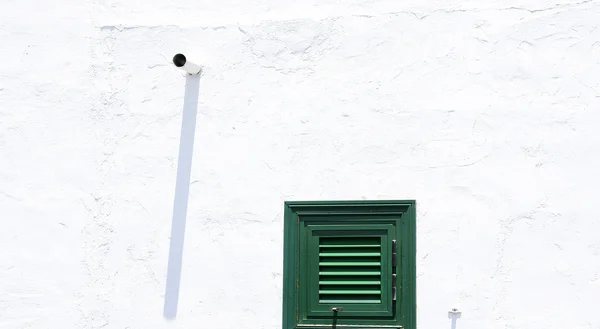 Fachada branca com janela com verde cego e tubo — Fotografia de Stock