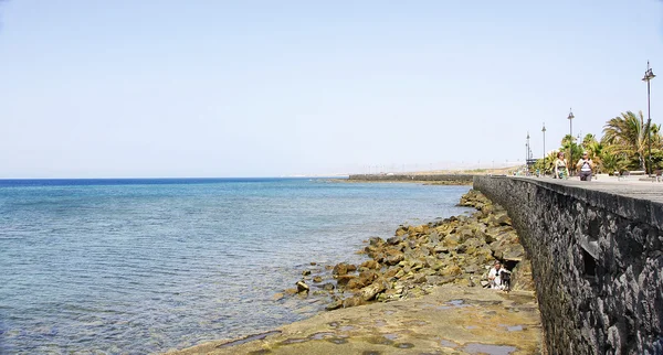 Mur oporowy przy promenadzie w miejscowości arrecife — Zdjęcie stockowe