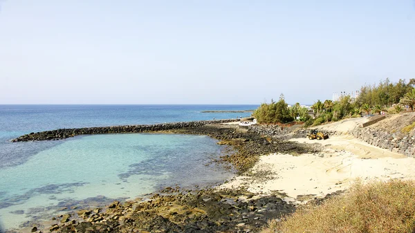 Морской пейзаж с пляжем в Лансароте, Канарские острова — стоковое фото