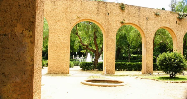 Decoratieve gebouw met bogen in tuinen van montjuic berg — Stockfoto