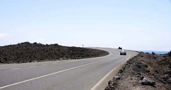 Lonely road in vulkanische landschap — Stockfoto