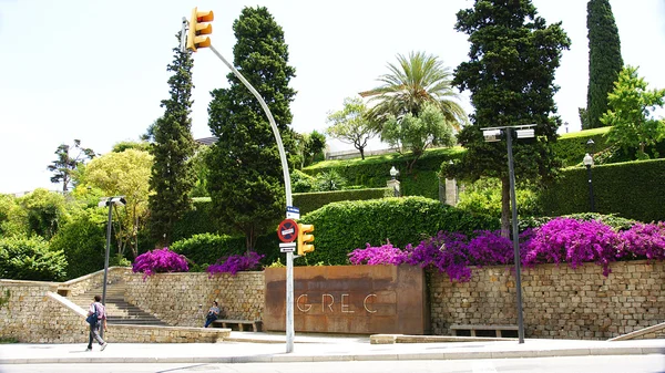 Entrance to the gardens and Teatre Grec — Stock Photo, Image