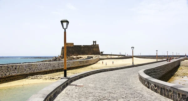 Avenidas parque porto de pesca rodoviária eo castelo de San Gabriel, Arrecife — Fotografia de Stock